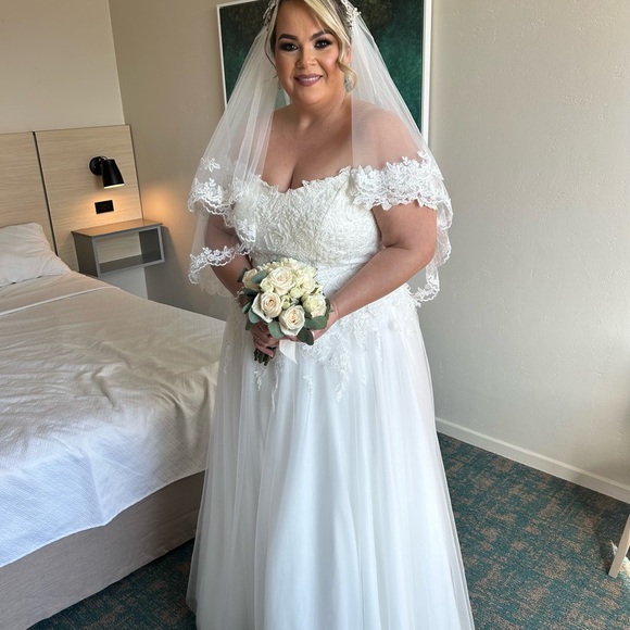 Beautiful Wedding Dress - Picture 8 of 9